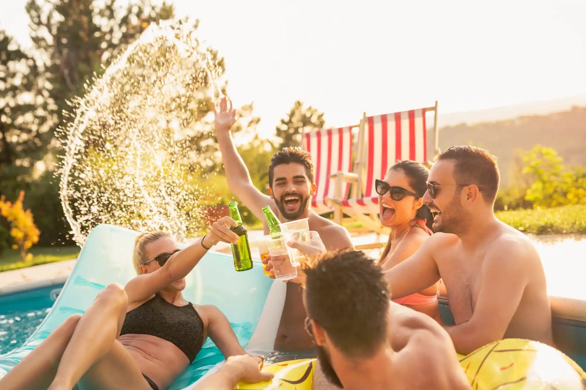 Poolparty mit Getränken.